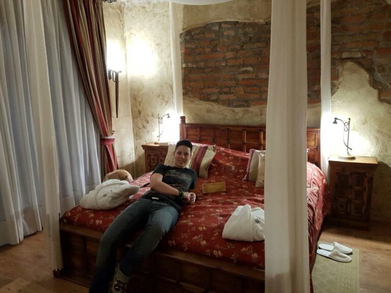 heverészve a bikali Puchner Kastélyszálló ágyában