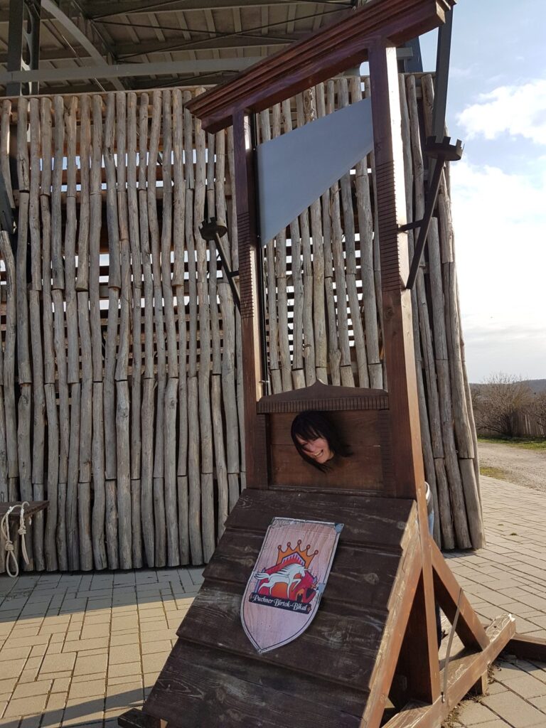 Bikal - Élménybirtok 26 Évi guillotinban a bikali Élménybirtokon