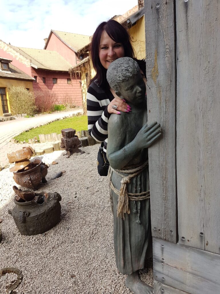 Bikal - Élménybirtok 10 Évi egy kisfiú szobránál a bikali Élménybirtokon