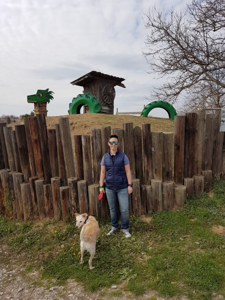 Bikal - Élménybirtok 40 a bikali Élménybirtok sárkánya előtt állva Májli kutyával