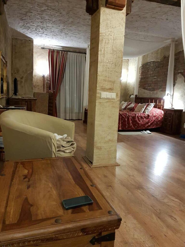 a bikali Kastélyszálló szobája belülről