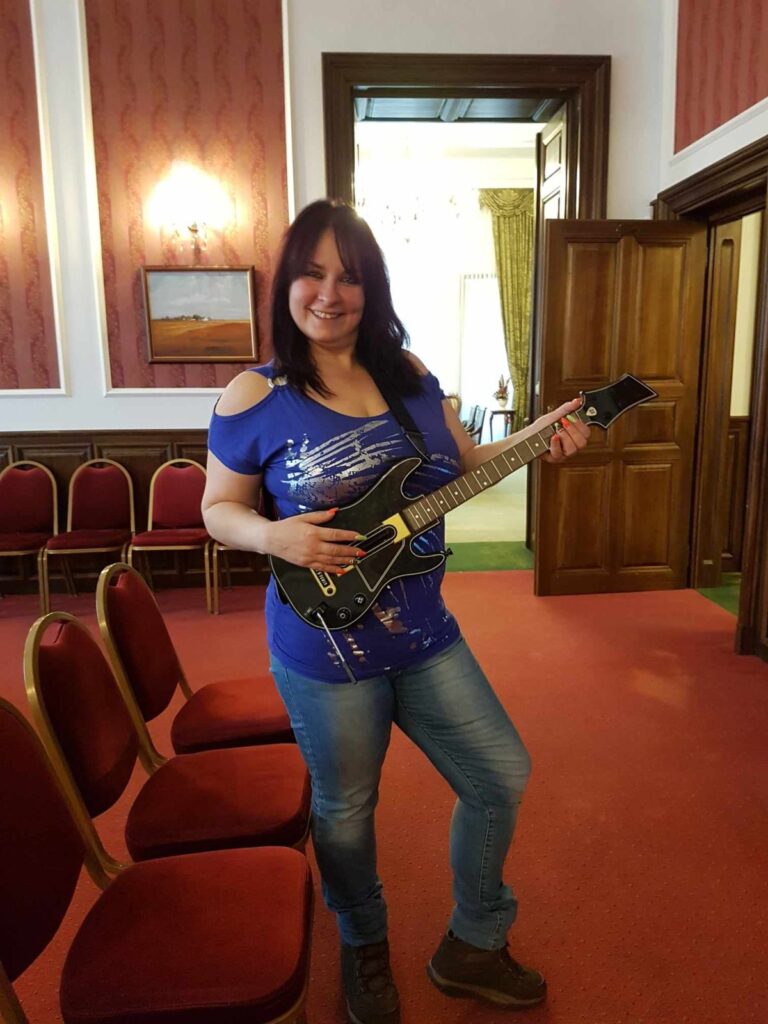 Parádsasvár - Kastélyhotel Sasvár 41 a parádsasvári Kastélyhotel Sasvárban Évi Guitar-hero-zik