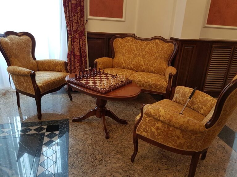 Parádsasvár - Kastélyhotel Sasvár 32 aranyszínű fotelek a parádsasvári Kastélyhotel Sasvárban