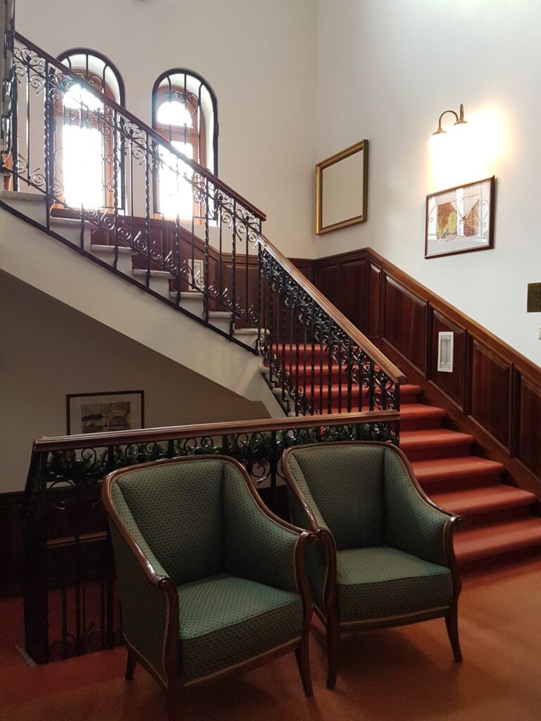 Parádsasvár - Kastélyhotel Sasvár 36 a parádsasvári Kastélyhotel Sasvár lépcsője a szobák felé
