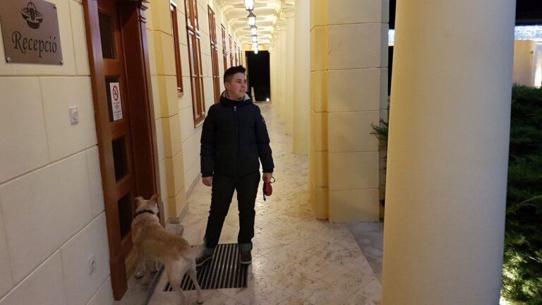 Parádsasvár - Kastélyhotel Sasvár 51 a recepció előtt állva Májli kutyával a parádsasvári Kastélyhotel Sasvárban