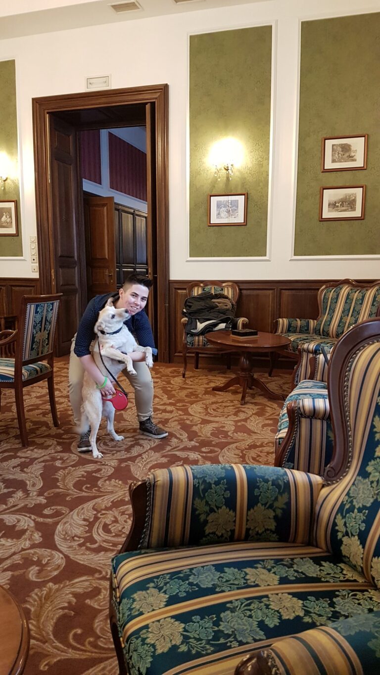 Parádsasvár - Kastélyhotel Sasvár 28 puszit kapok Májli kutyától a parádsasvári Kastélyhotel Sasvárban